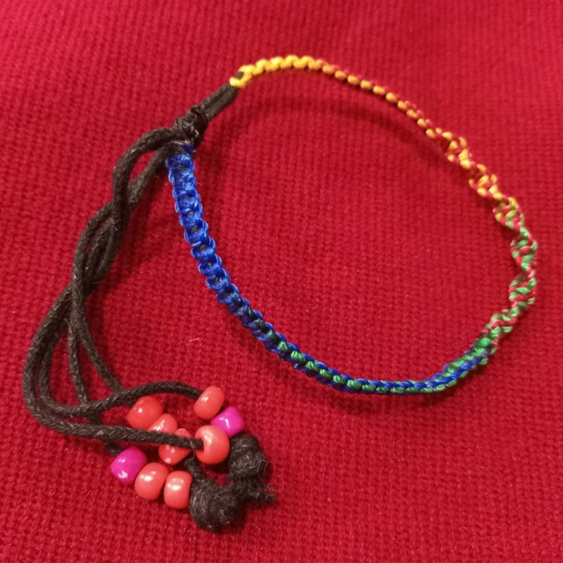 Manilla con punto macramé nudo plano