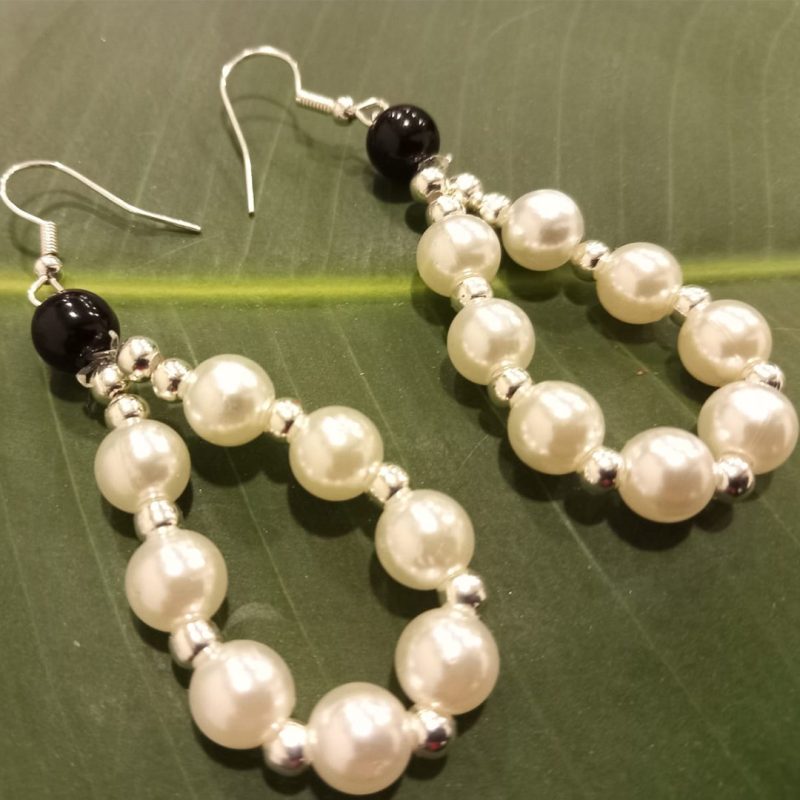 Aretes con cuentas y perlas